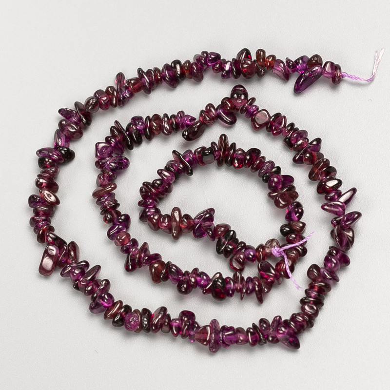 Garnet chip beads on a thread, diameter 4-6×1.5 mm, length 39 cm (approx.)