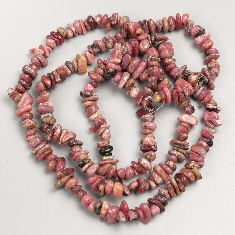Rhodonite Bead Chips on Thread, 7x3 mm, 84 cm length