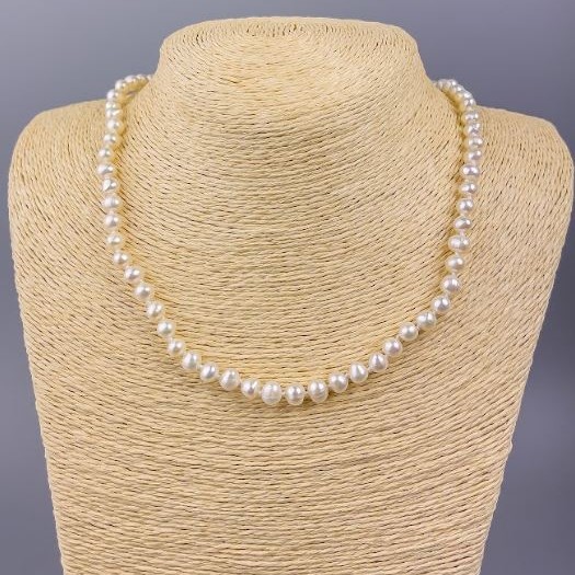 River Pearl Necklace, Round Pearls, 6–7 mm diameter, 48 cm length