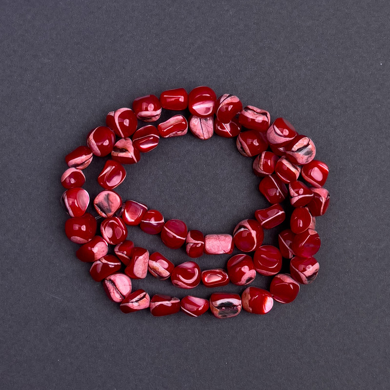 Dyed red mother-of-pearl teardrop beads, 8×6 mm, length approximately 41 cm on thread