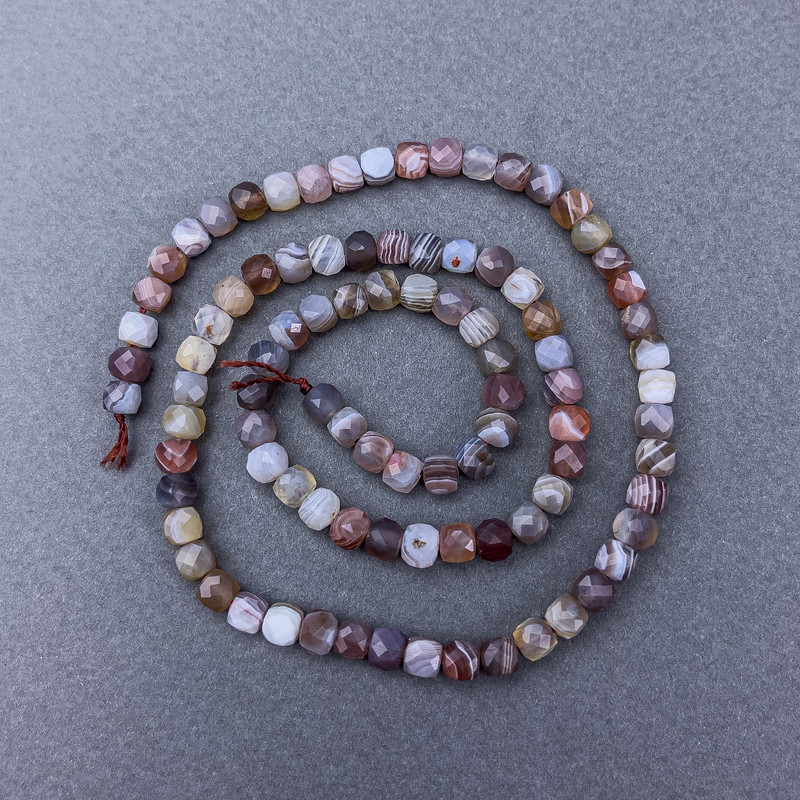 Botswana Agate Beads, Natural Stone, Faceted Cubes on Thread, Diameter 4x4 mm, Length 39 cm +/-