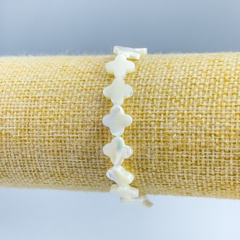 Bracelet with mother-of-pearl in the shape of a clover, diameter 10x10x2, 5 mm ±, length 18 cm (stretch)