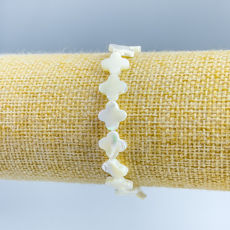 Bracelet with mother-of-pearl in the shape of a clover, diameter 10x10x2, 5 mm ±, length 18 cm (stretch)