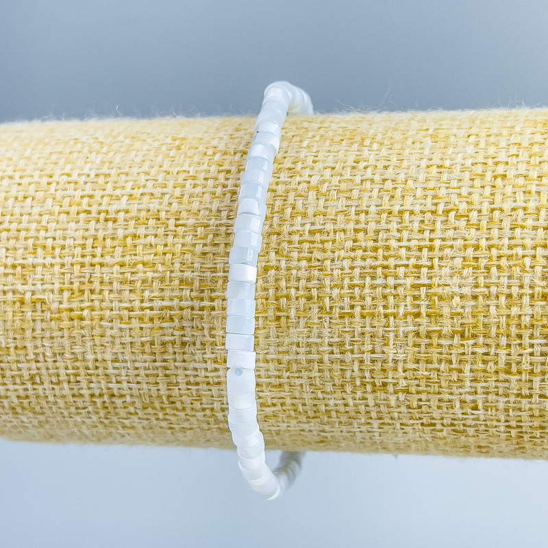 Bracelet with tinted light-blue mother-of-pearl discs, diameter 4x2 mm, length 18 cm (stretch)