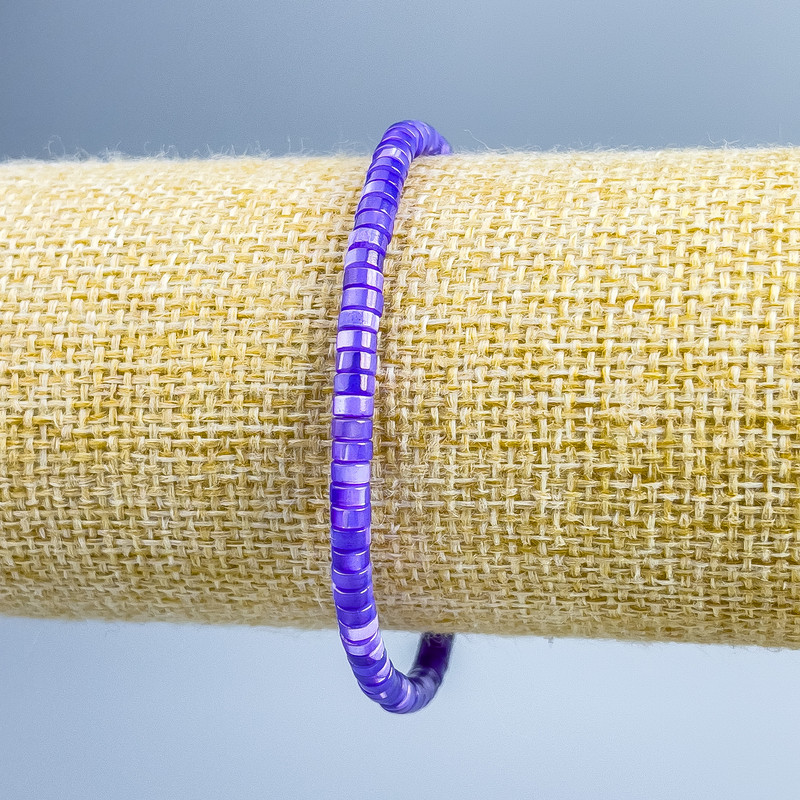 Bracelet with tinted purple mother-of-pearl discs, diameter 4×2 mm, length 18 cm (stretch)