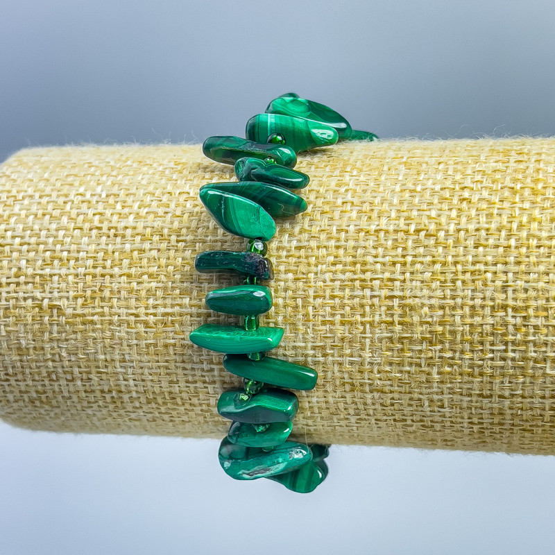 Bracelet Natural Malachite Stone Chip 'Needle', diameter 25x3-12x2 mm +/- with seed beads, seed bead diameter 2 mm, length 18 cm (stretch)