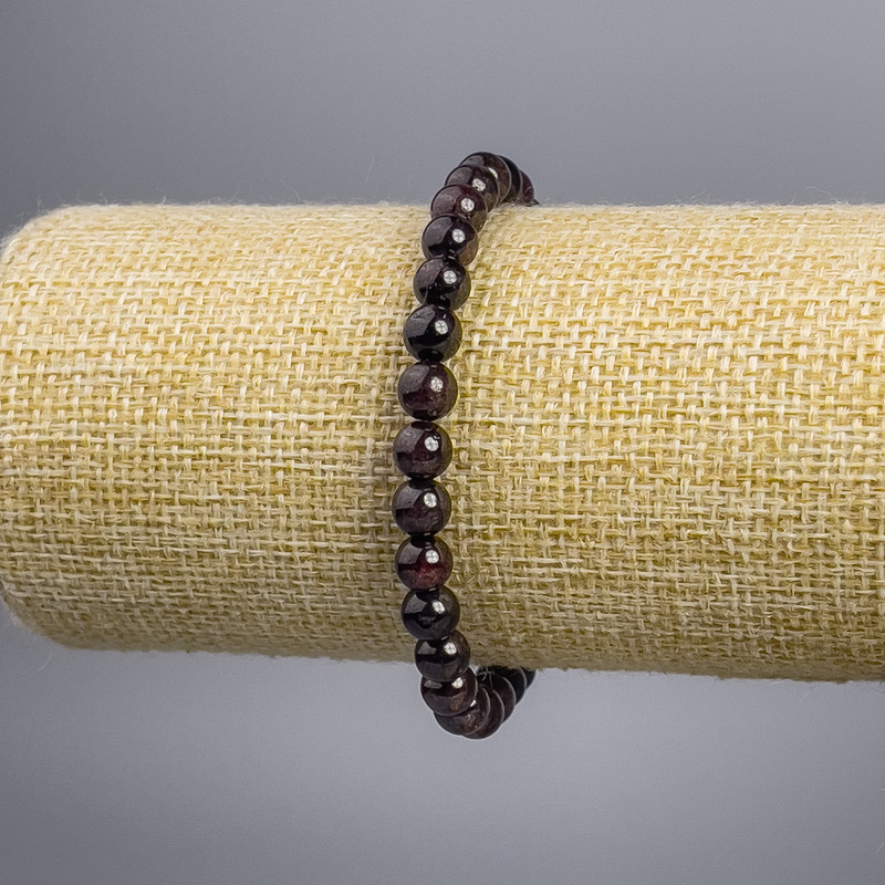 Pyrope Garnet Bracelet with brownish smooth beads, 6 mm diameter, 18 cm stretch