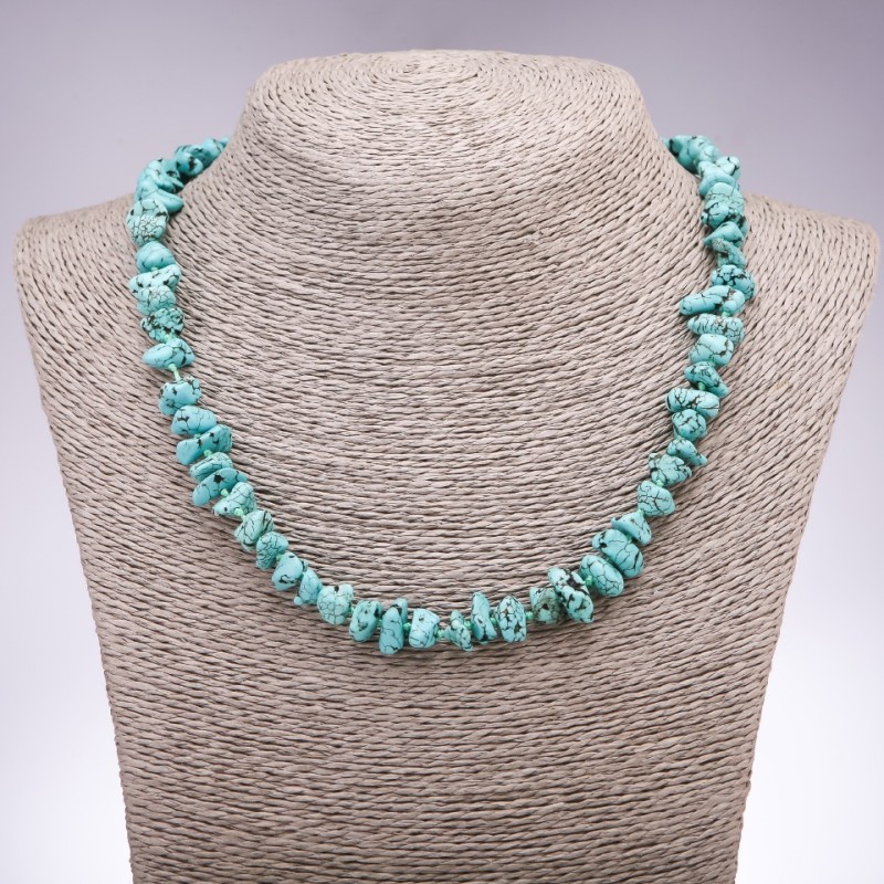 Necklace with natural turquoise chips (imitation Howlite), 8-12 mm diameter, 48 cm length