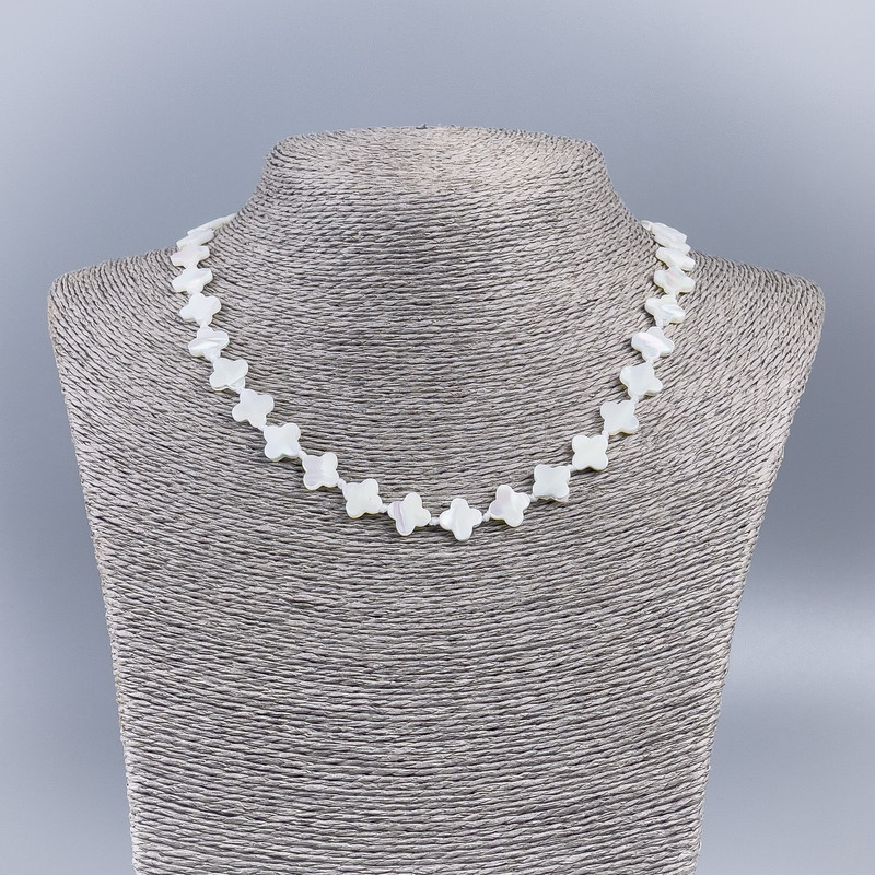 Necklace of natural white mother-of-pearl in the shape of a shamrock, diameter 8x10x2 mm, length 50 cm