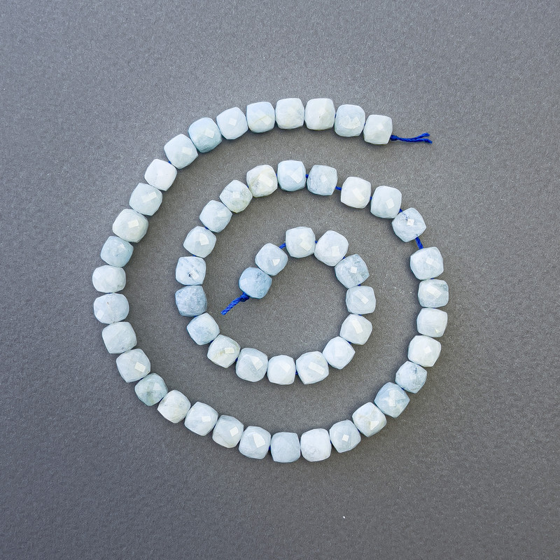 Aquamarine beads, natural stone, faceted cubes, 7x7 mm diameter, 39 cm length on thread