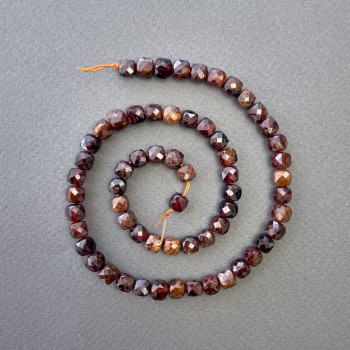 Garnet beads brown-red faceted cube, diameter 6.5 mm, length 39 cm +/- on thread