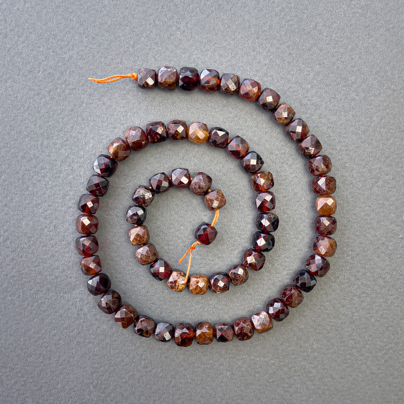 Garnet beads brown-red faceted cube, diameter 6.5 mm, length 39 cm +/- on thread