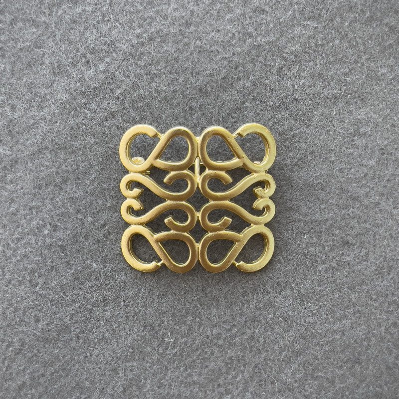 Brooch Accent matte gold-toned metal 40x40mm +