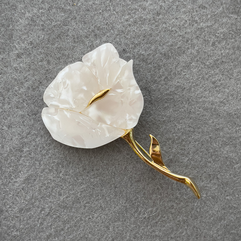 Brooch 'White Poppy' Pearlescent White and Gold-Toned Metal 76x46 mm+