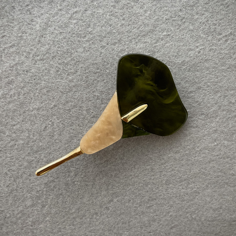 Calla Flower Brooch with green and white mother-of-pearl and gold-tone metal 76x44 mm+