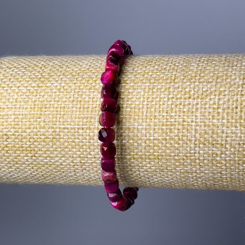 Bracelet 'Raspberry Cat's Eye' natural stone, faceted cubes, 5 mm diameter ±, length 18 cm (stretch)