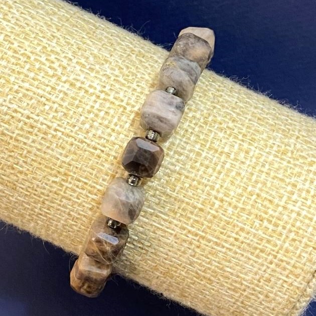 Bracelet with Sunstone natural stone faceted cube beads, 8 mm diameter, 18 cm length (stretch) with seed beads