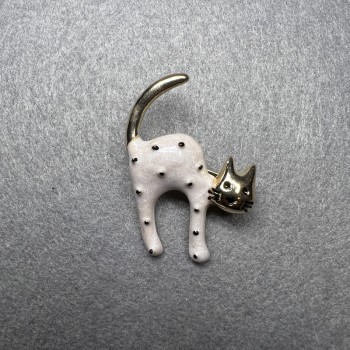 Cat Brooch in White and Black Mother-of-Pearl, Gold Metal 28x37mm