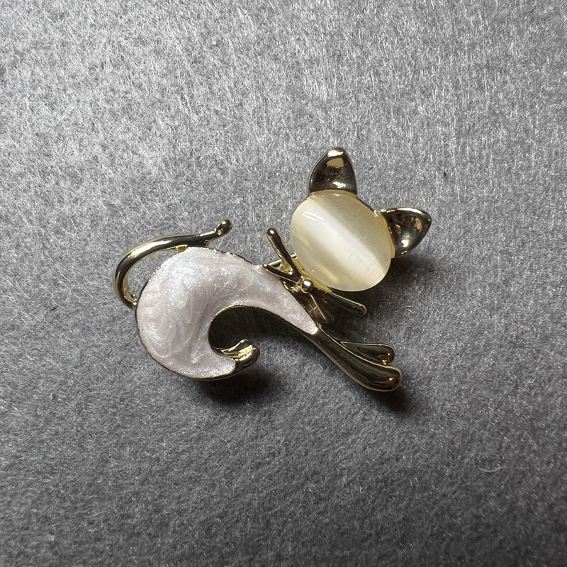 Brooch Kitty, white cat's eye, white mother-of-pearl, gold-tone metal 28x23mm