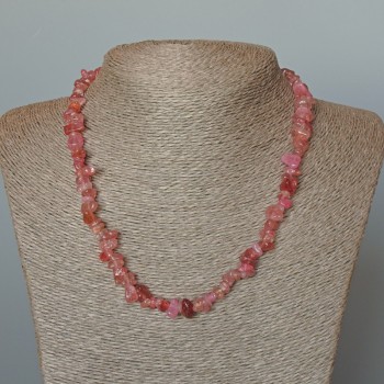 Strawberry Quartz Necklace with natural stone chips, 8x4 mm diameter, 47 cm length
