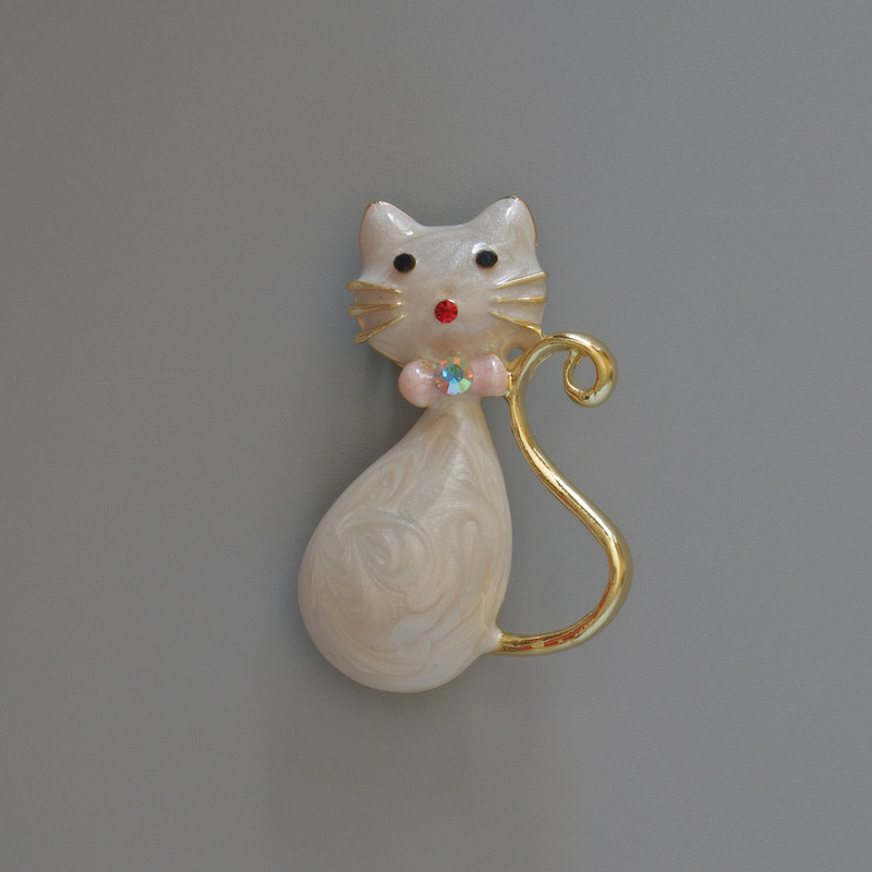 Brooch-pendant Kitty with white mother-of-pearl enamel and rhinestones, gold-tone metal 25x39mm