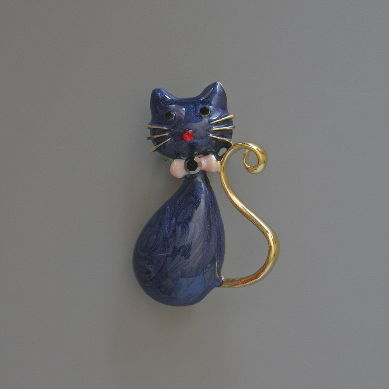 Cat Brooch Pendant, Blue Mother-of-Pearl Enamel with Glitter and Rhinestones, Gold-Tone Metal 25x39 mm