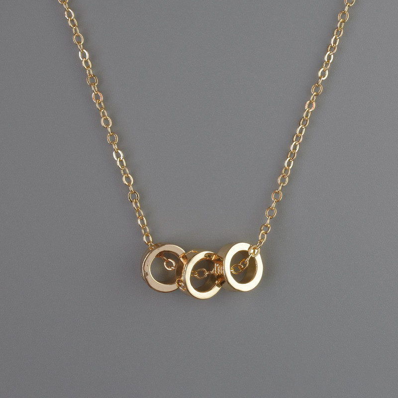Pendant on a chain in golden metal, diameter 8×3 mm, thickness 1 mm, adjustable length 40–45 cm