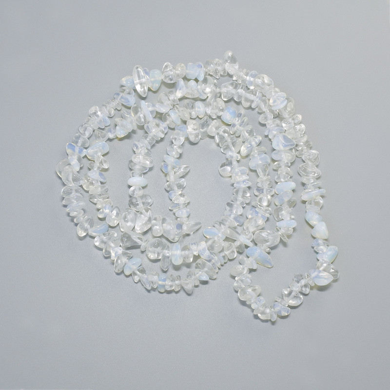 Moonstone chips beads (synthetic), diameter 6-11 x 2-4 mm, length 80 cm on beading thread