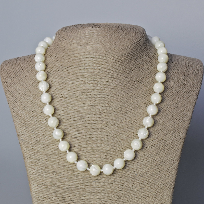 Necklace with natural mother-of-pearl beads, smooth, 10 mm diameter, 45–50 cm long
