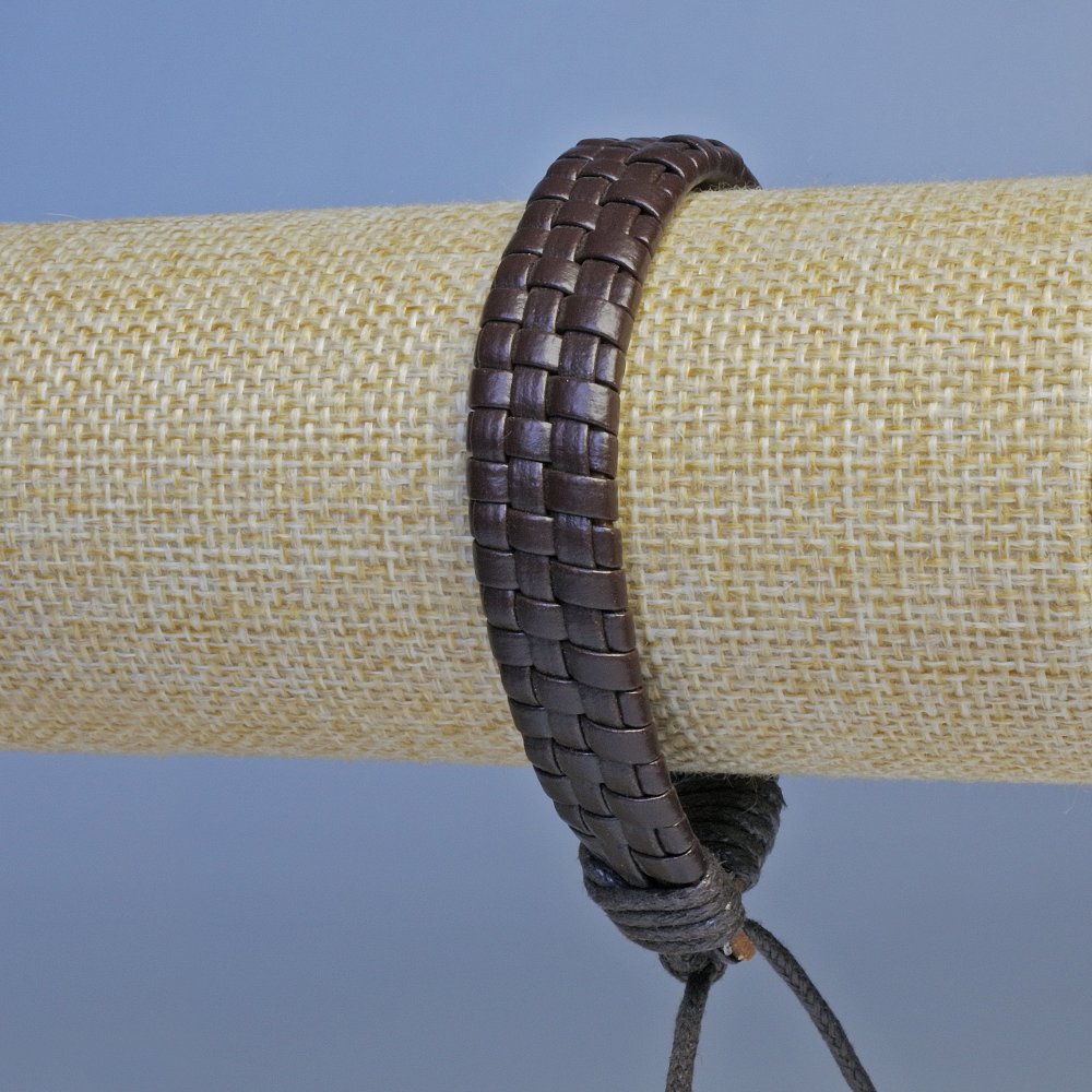 Браслет для чоловіка коричневий еко шкіра на затяжці обхват 18-24см