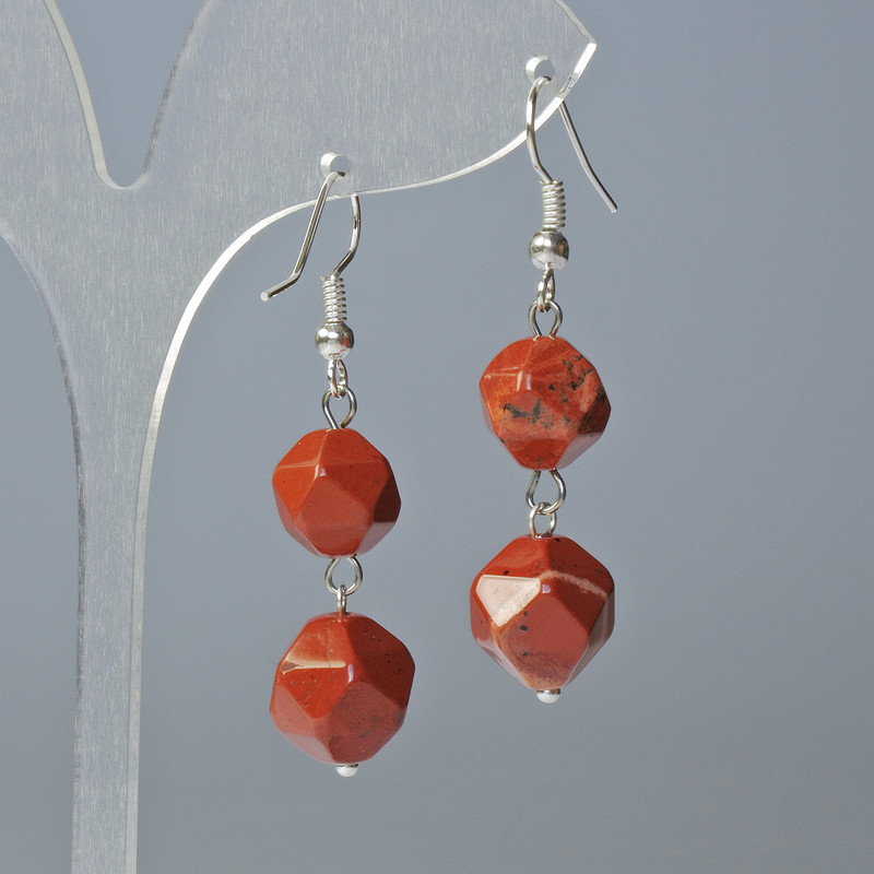 Earrings in Red Jasper, natural stone, faceted, diameters 10x9 and 12x11 mm, length about 4 cm with ear hooks