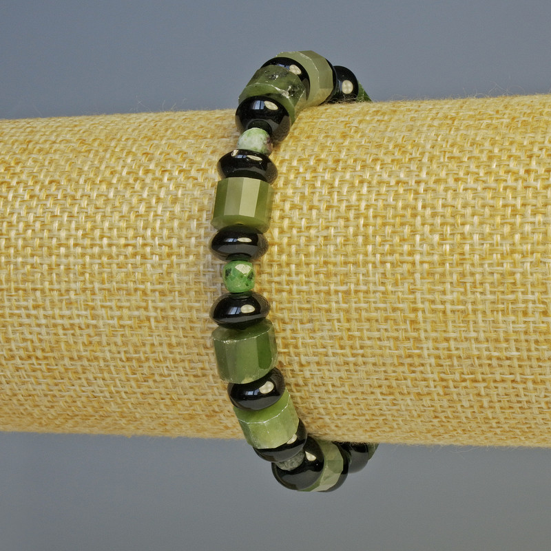 Jadeite bracelet with faceted discs, Zoisite faceted cube, and Agate disc, length 18 cm +/- stretch