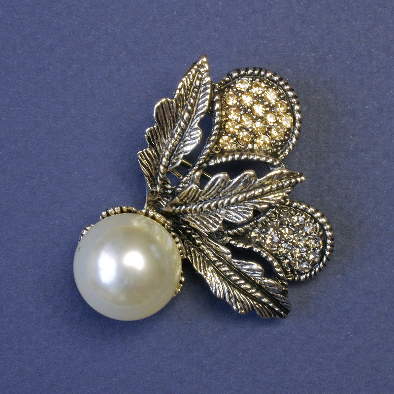 Brooch 'Leaves with White Pearl' 44x38mm Silver-Tone Metal