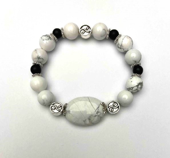 Bracelet with Kaolinite beads, 10 mm diameter round, 25×18 mm oval Shungite, 18 cm length, stretch