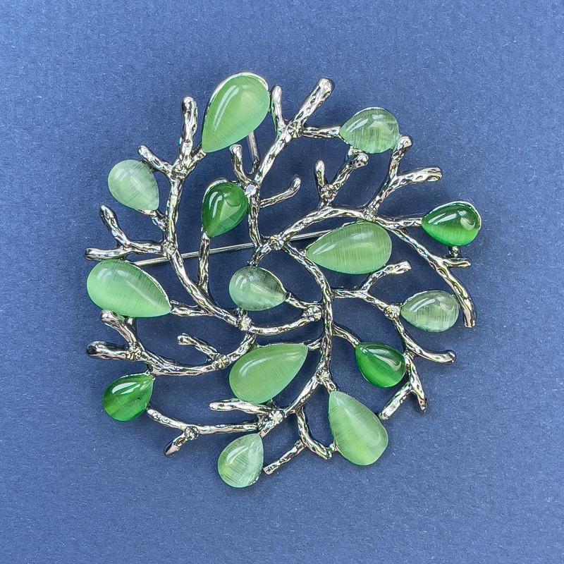 Brooch pendant 'Sprigs' with green Cat's Eye in silver-tone metal, diameter 54mm+