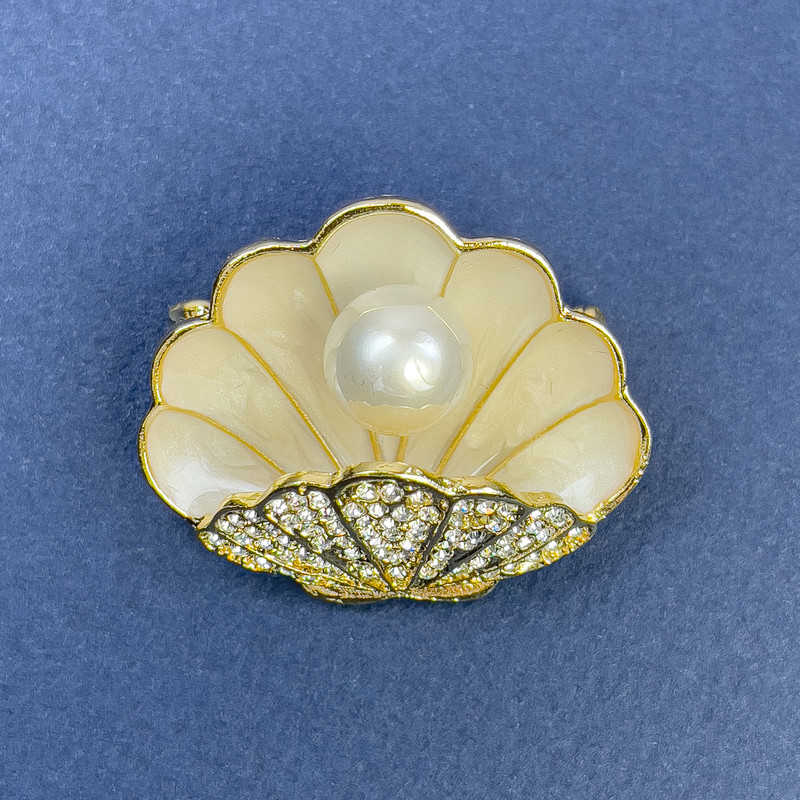 Brooch Shell with Pearl and White Crystals Gold-Tone Metal 34x29mm+