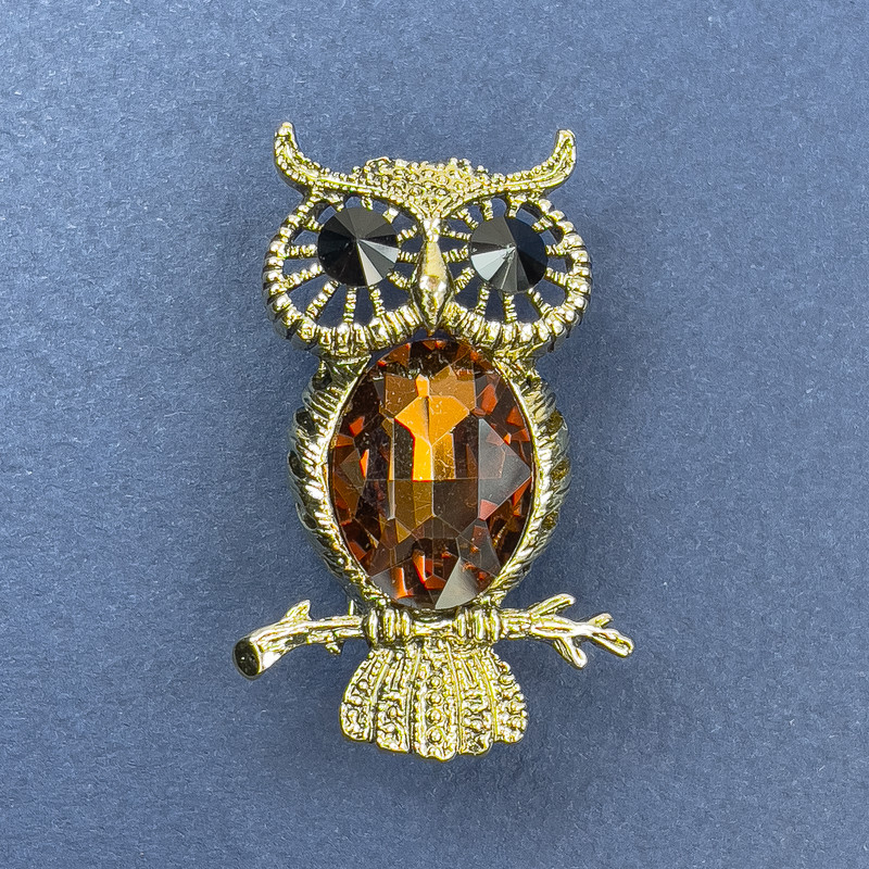 Owl Brooch-Pendant with brown and black crystals, golden metal, diameter 26 mm ±, length 44 mm ±