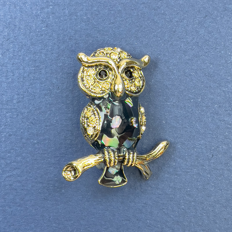 Brooch Owl Chalcedony with Yellow Rhinestones, Gold-tone Metal, diameter 26mm±, length 33mm±