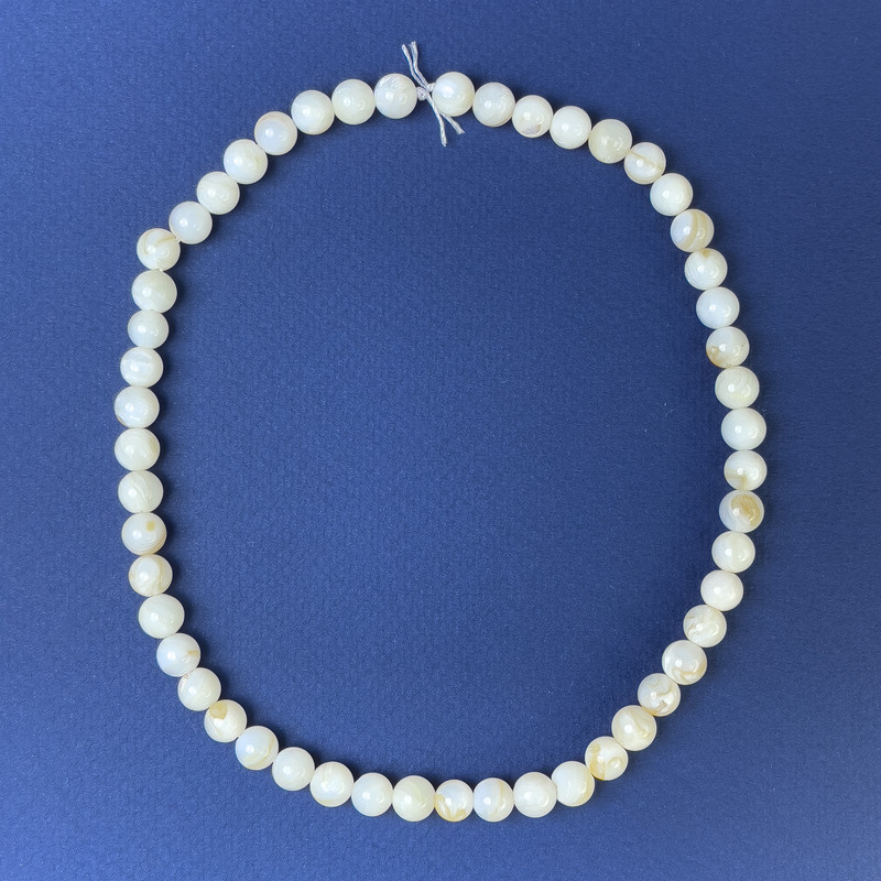 Natural mother-of-pearl beads, smooth round 9mm ± on cord, length 38 cm+