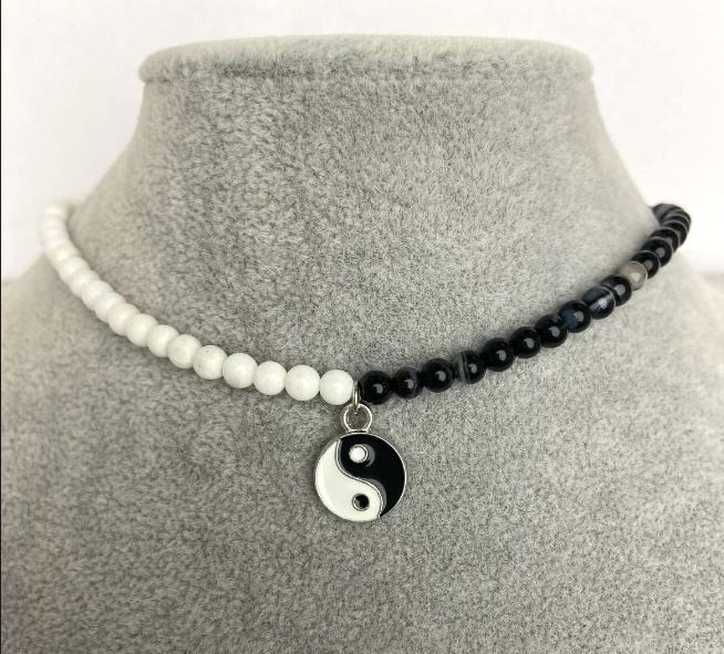 Agate choker, 4 mm diameter ± with Yin and Yang pendant 12 mm ±, length 35-40 cm+
