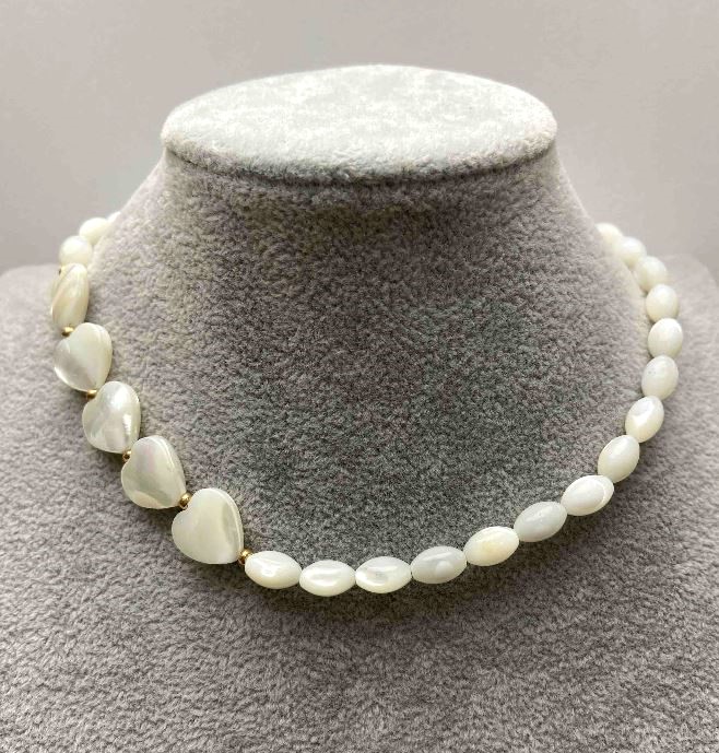 Choker with Mother-of-Pearl Beads, diameter 5.5×9 mm, heart 12×12×4 mm, gold-tone metal, length 35-40 cm with extender chain