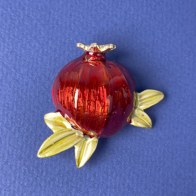 Brooch 'Garnet' with red and golden enamel, 38×37 mm, gold-tone metal