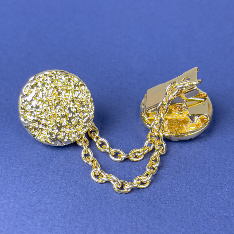Cardigan Brooch in Gold-Toned Metal, 20 mm Diameter ±, Chain Length 9 cm+
