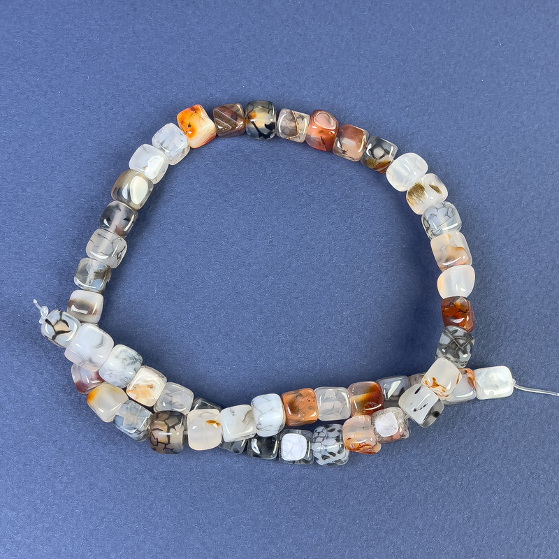 Dragon's Vein Agate Beads, Cube 7x7mm ± on thread, length 37 cm+