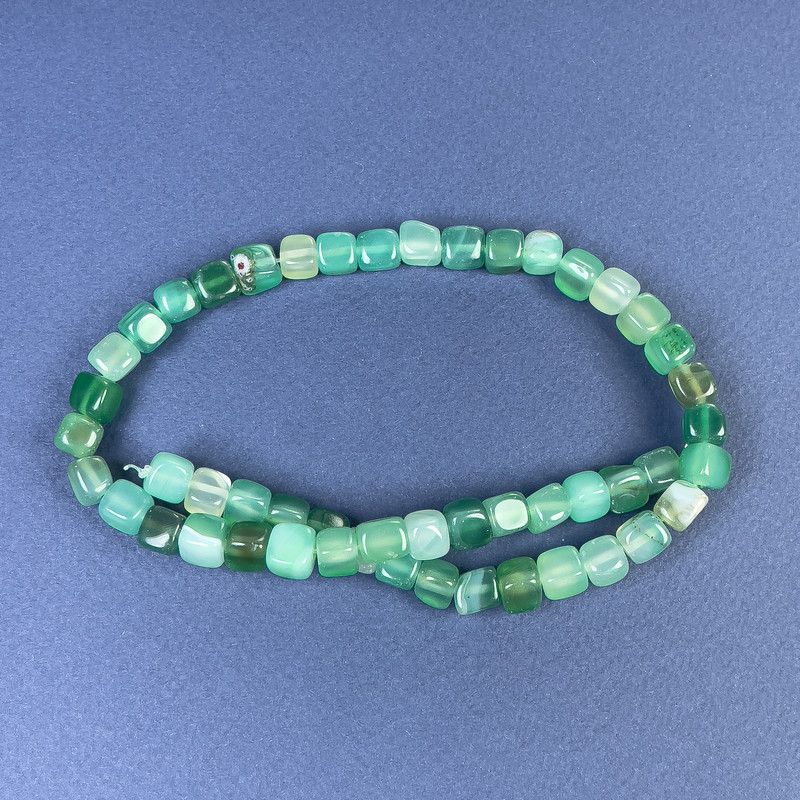 Agate cube beads 7x7 mm ± on a thread, length 37 cm+