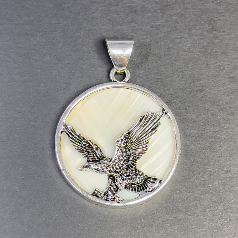 Pendant Mother-of-Pearl Eagle in Silver-Toned Metal, 32mm Diameter