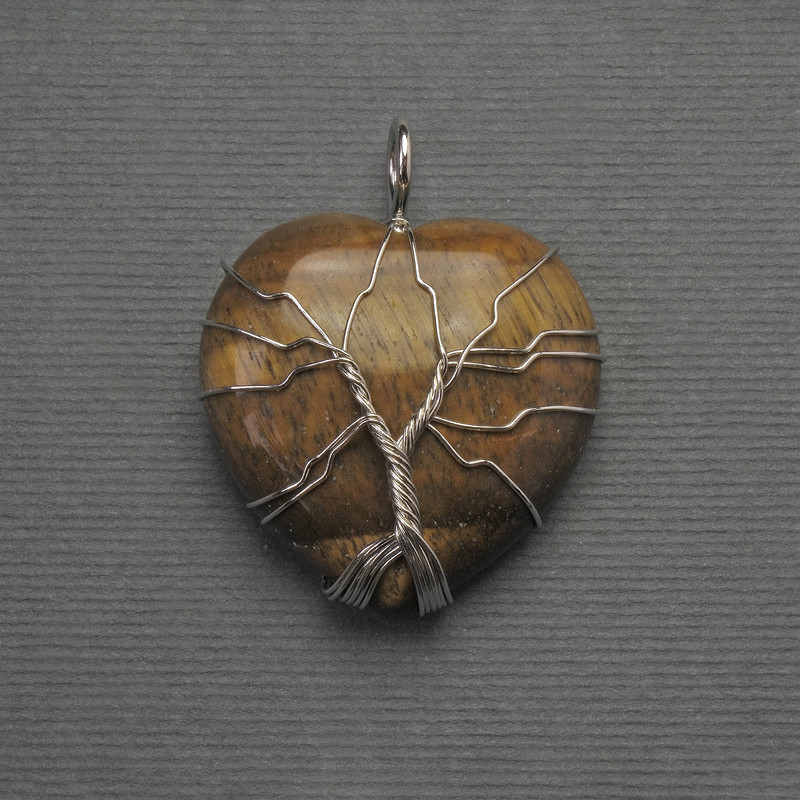 Pendant 'Heart' Tiger's Eye in a silver woven setting, diameter 30x30 mm, length 37 mm