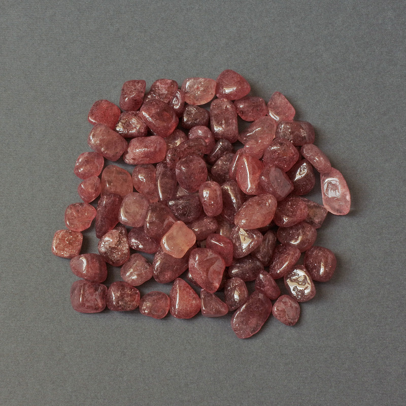 Strawberry quartz faceted chips undrilled 10-14×7-10 mm +/- (per 100 g +/-)