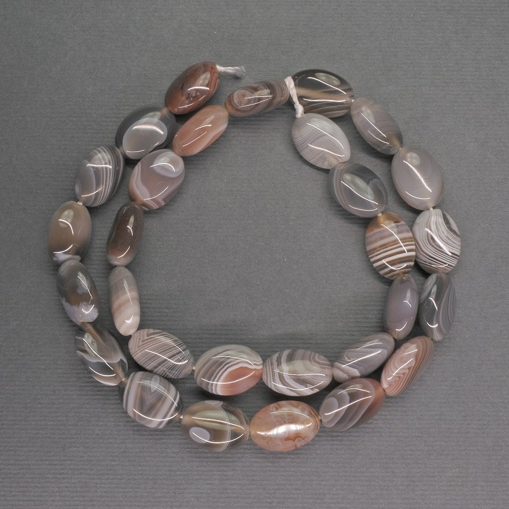 Oval Beads of Natural Agate, 10×14 mm +-, length 41 cm+-