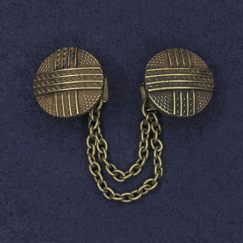 Bronze-tone cardigan brooch, metal, diameter 20 mm ±, chain length 9 cm ±